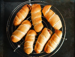 Баварски кренвиршки с домашно тесто с мая за закуска - снимка на рецептата
